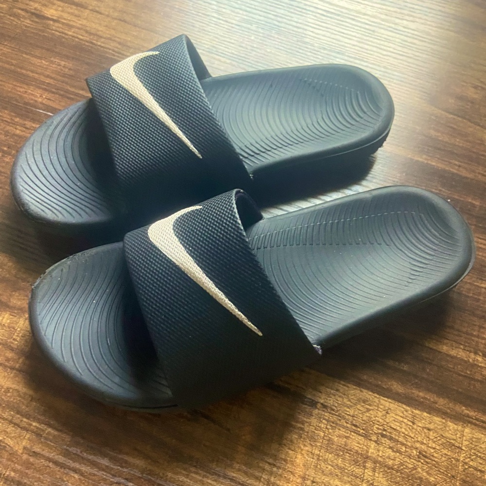 Size big kid 4 Nike Slides